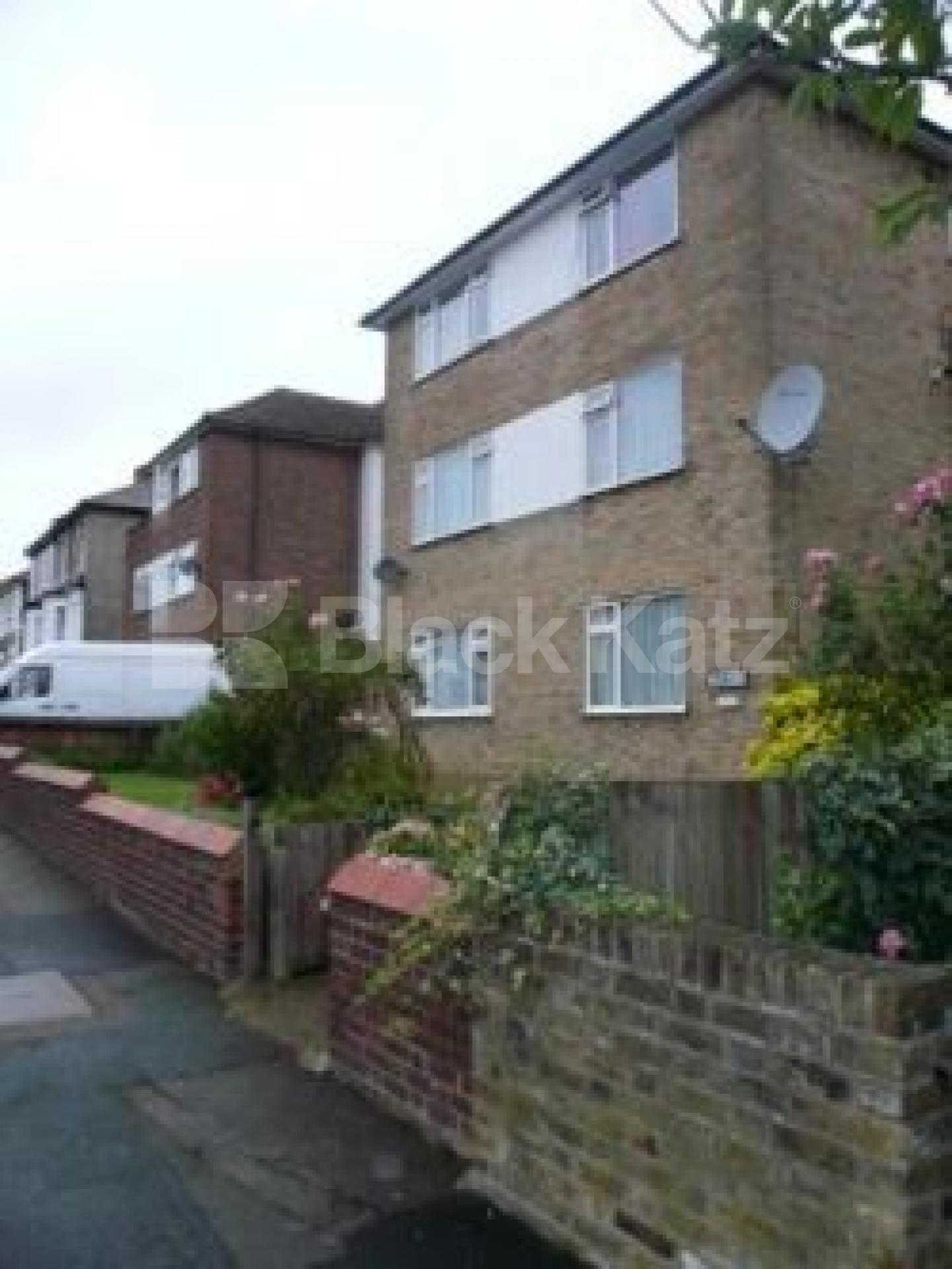 			VIEWINGS HIGHLY RECOMMENDED!!!, 2 Bedroom, 1 bath, 1 reception Flat			 Newnham road, WOOD GREEN N22 n22